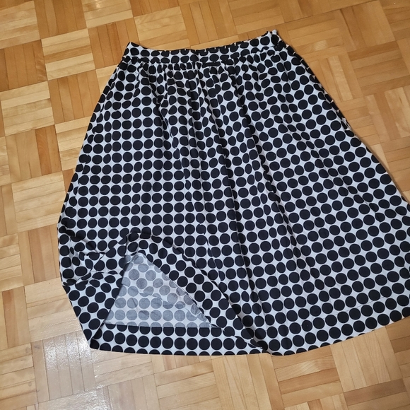 Two women skirts - Picture 4 of 8